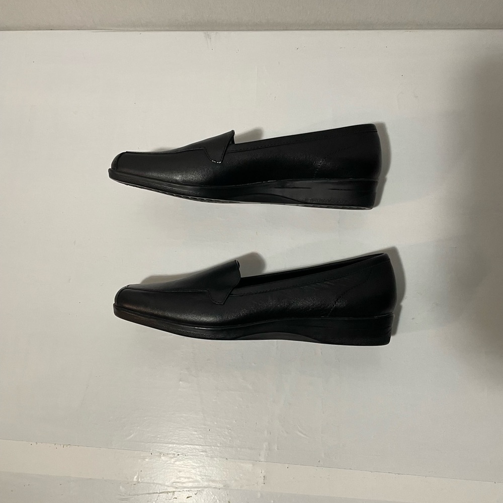Confort Classic Black Slip-On Loafers, size 7.5 - Picture 4 of 7